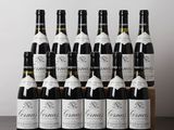 un lot de bouteilles de vin posées sur une table en bois
