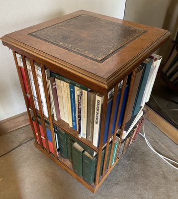 une petite table en bois sur laquelle est posée une bibliothèque