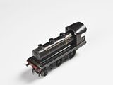 un petit train sur une surface blanche avec un fond noir