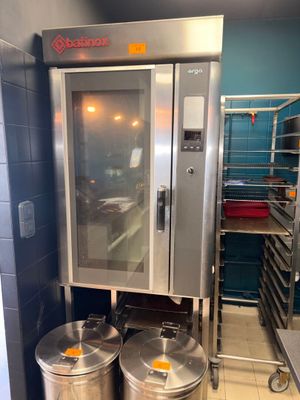 deux poubelles en acier inoxydable placées l'une à côté de l'autre dans une cuisine