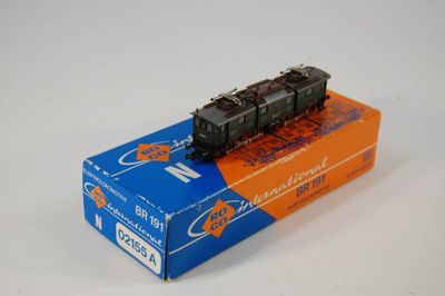une boîte avec un train posée sur une table