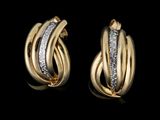 une image d'une paire de boucles d'oreilles en or et diamants