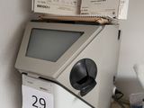 un ordinateur posé sur un bureau