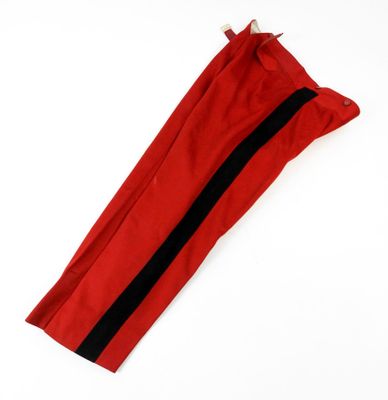 un gros plan sur un pantalon rouge à rayures noires