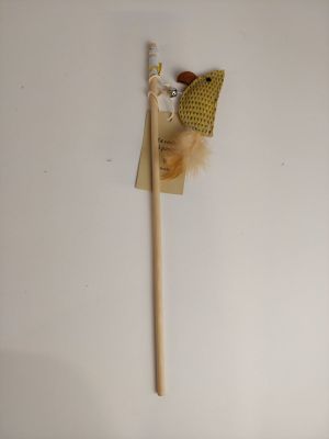 un bâton en bois surmonté d'un oiseau