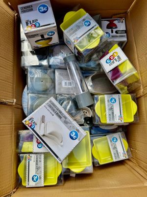 une boîte en carton remplie de cartouches d'encre de différentes couleurs