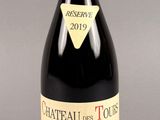 une bouteille de vin posée sur une table