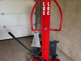 une machine rouge qui se trouve dans un garage
