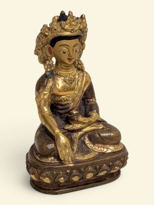statue en laiton représentant un Bouddha assis, coiffé d'une couronne