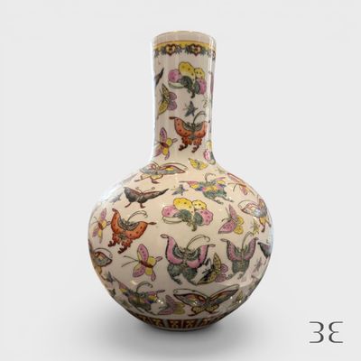 un vase orné d'un motif posé sur une table