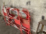 un banc rouge placé à côté d'une chaise rouge dans une pièce