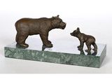 statue représentant une ourse et son ourson, posée sur un socle en marbre