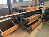 beaucoup de bancs vides dans un bâtiment