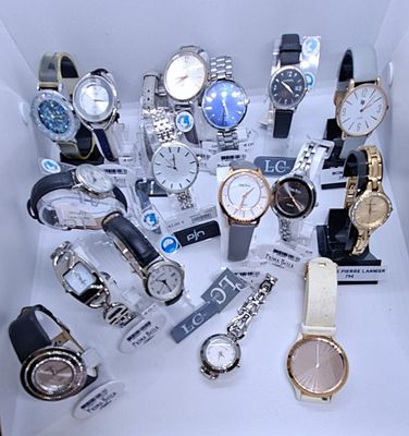 beaucoup de montres dans une boîte posée sur la table