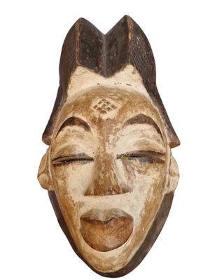 une image montrant un gros plan d'un masque en bois sur fond blanc
