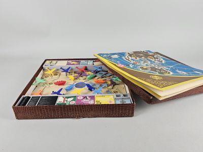 deux livres sont posés l'un sur l'autre sur une table