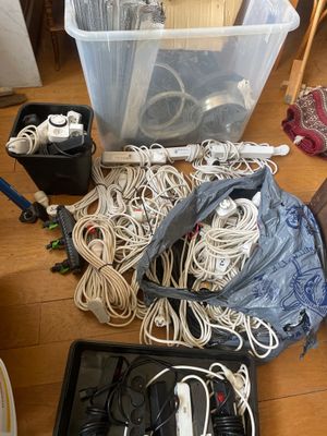 plein de câbles, de fils et d'autres appareils électroniques par terre