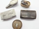 Plusieurs types d'objets métalliques sont exposés sur une surface blanche