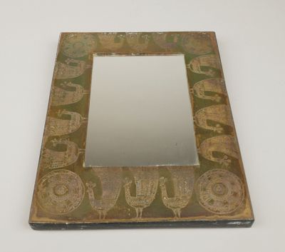 l'image d'un miroir sur une surface blanche
