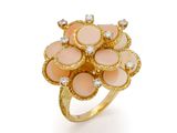 une image représentant une bague en or sertie de pierres roses et de diamants