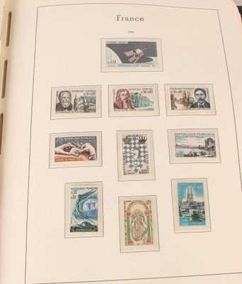 un livre avec un tas de timbres dessus