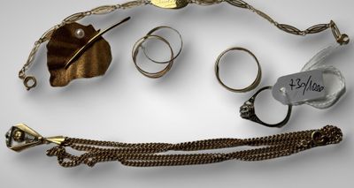 beaucoup de bagues et de bracelets posés sur la table