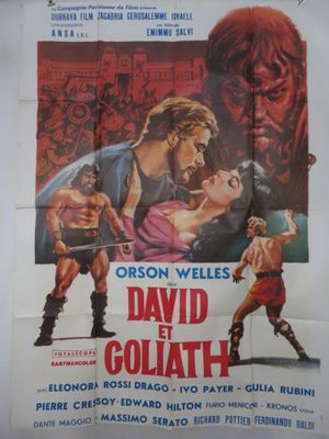 L'affiche du film « David et Goliath » est accrochée au mur.