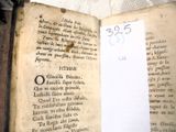 un vieux livre écrit posé sur une table