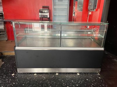 une vitrine en verre au milieu d'une pièce