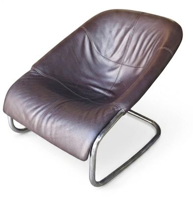 fauteuil de salon en cuir marron avec structure métallique et repose-pieds, sur fond blanc