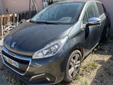La voiture est garée devant une maison dont une fenêtre est cassée.