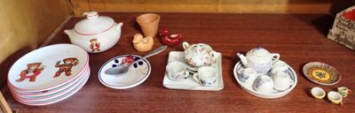 beaucoup de vaisselle et de tasses sur la table