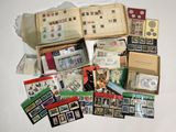 de nombreux types de timbres sur la table