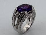 Gros plan sur une bague ornée d'une pierre violette