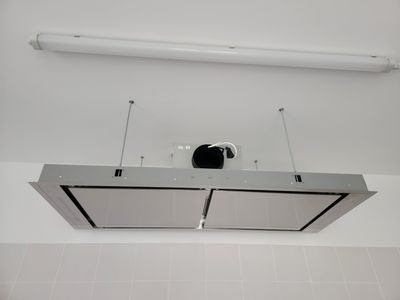 une photo d'une hotte de cuisine dans une salle de bains