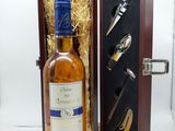 une bouteille de vin dans un coffret en bois, munie d'un bouchon en liège