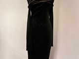 Robe de soirée noire en velours, à manches longues et épaules dénudées