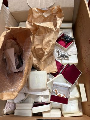 une boîte en carton remplie d'objets divers qui s'y trouvent
