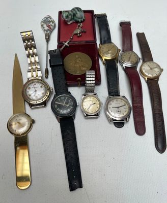 plein de montres et un couteau posés sur une table
