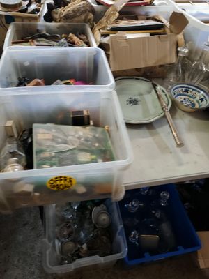 une table sur laquelle il y a plein de choses