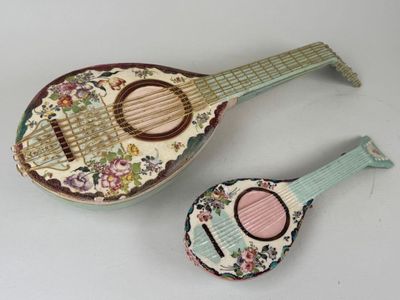 deux instruments de musique miniatures placés l'un à côté de l'autre