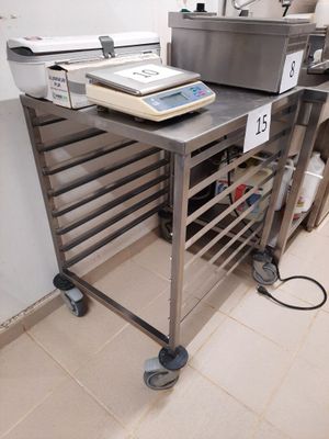 une photo d'une cuisine avec beaucoup de nourriture sur le plan de travail