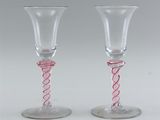deux verres à vin décorés de rubans roses et blancs