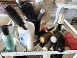 de nombreux types de brosses à cheveux posés sur une table