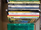une boîte pleine de livres posée sur une table
