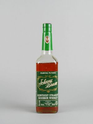 un gros plan sur une bouteille de whisky bourbon « Johnny Brown Kentucky Straight »
