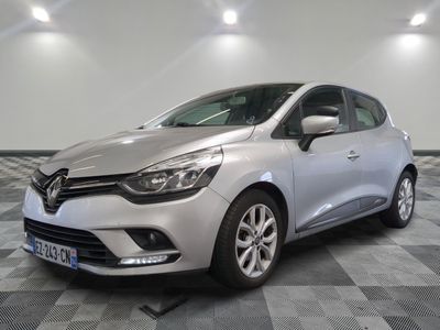 la voiture argentée est garée sur un carrelage à carreaux