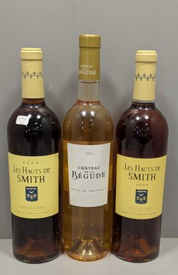 trois bouteilles de vin posées sur une table, l'une à côté de l'autre