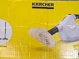 emballage d'un aspirateur Karcher dans une boîte posée sur une table