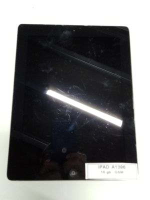 une tablette noire sur laquelle est collé un autocollant blanc